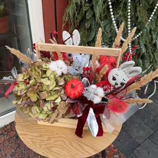 Композиція з сухоцвітів та іграшок «Зайченята»