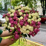 Букет з міксу піоновидних троянд під стрічку