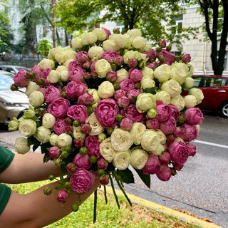 Букет з міксу піоновидних троянд під стрічку