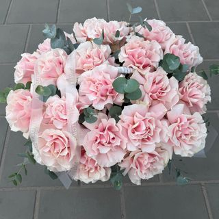 Розкішний кошик з 19 французьких троянд та евкаліпту