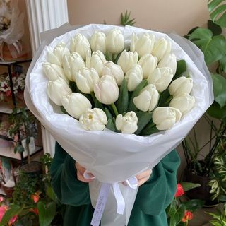 Букет з 25 білих тюльпанів