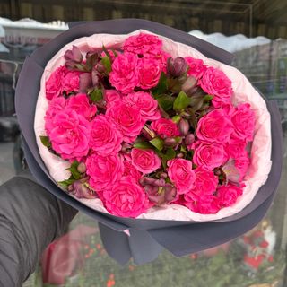 Букетик з троянд та хеліборусу «Малинова ніжність»