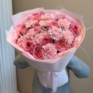 Букет з діантусів, троянд та стіфи