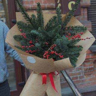 Новорічний букет з нобілісу та ілексу