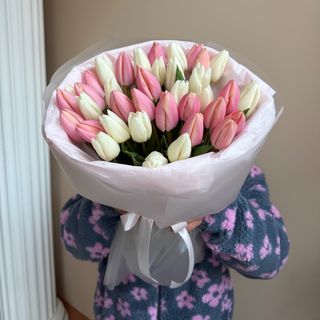 Букет з 37 рожево -білих тюльпанів