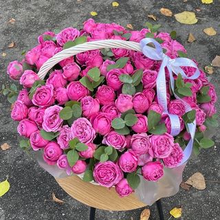 Корзина з піоновидних троянд та евкаліпту