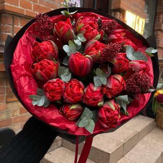 Букет з піоновидних тюльпанів , скімії та евкаліпту