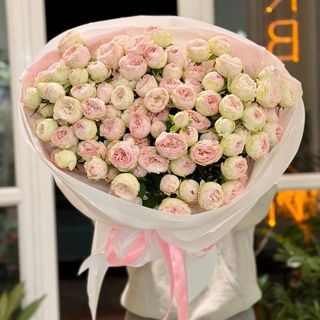 Букет з преміальних кущових піоновидних троянд