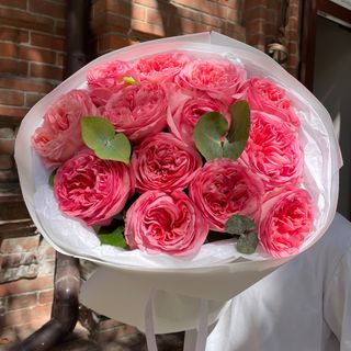 Букет з піоновидних троянд та евкаліпту 