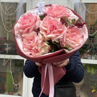 Букет «Хелеборус, французькі троянди та рускус»