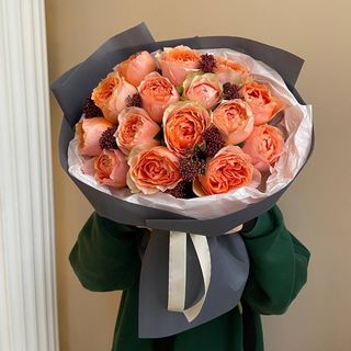 Букет з персикових троянд та скімії