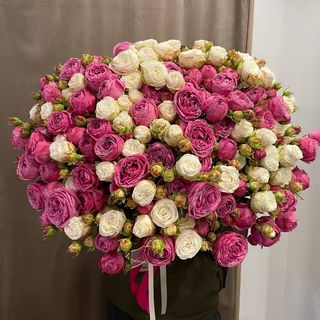 Букет з троянд місті та бомбастік під стрічку