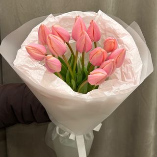 Букетик з 13 коралових тюльпанів