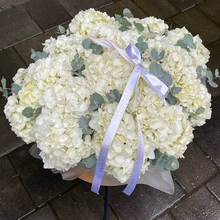 Корзина з гортензій та евкаліпту