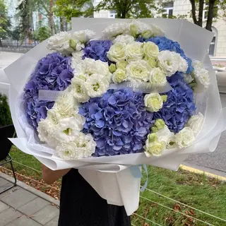 Букет з гортензій та еустом