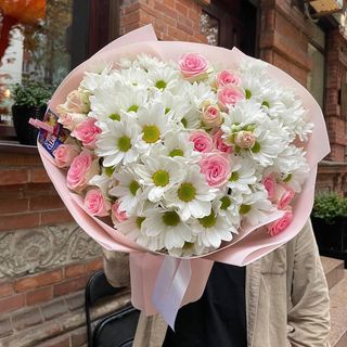 Букетик з кущових троянд та ромашок