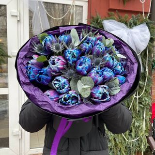 Букет з тюльпанів, ерінгуму та евкаліпту