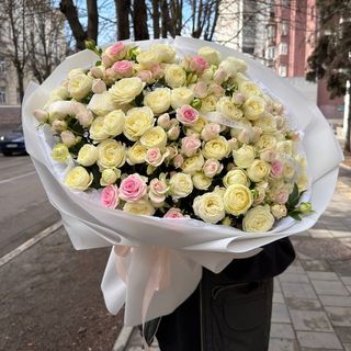 Букет з міксу троянд Сноу Волд та Гуд Муд