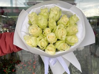 Букет з 17 білих троянд «Атена»