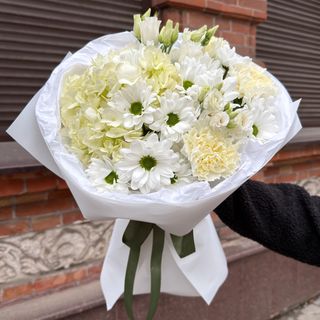 Букет з гортензії, еустом, діантусів та хризантем