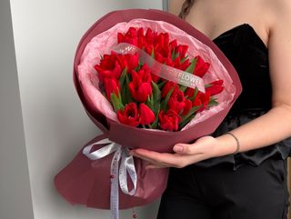 Букет з 25 червоних тюльпанів