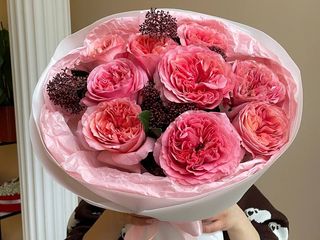 Букет з троянд та скімії