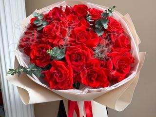 Букет з 15 французьких троянд, стіфи та евкаліпту