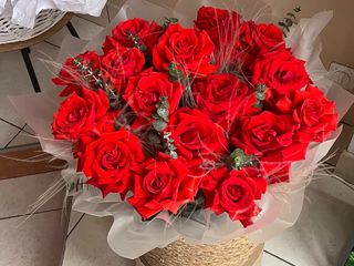 Композиція з троянд, стіфи та евкаліпту