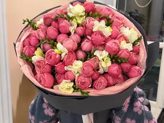 Букет з піоновидних троянд та фрезій