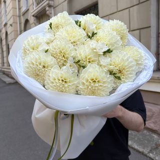 Букет з білих жоржин та фрезій