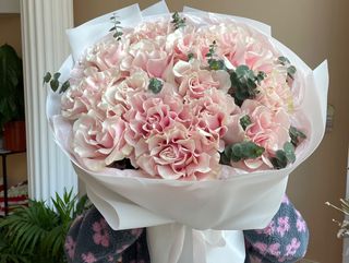 Букет з 15 французьких троянд та евкаліпту