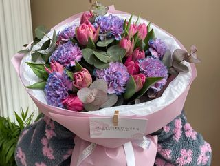 Букет з діантусів, тюльпанів та евкаліпту