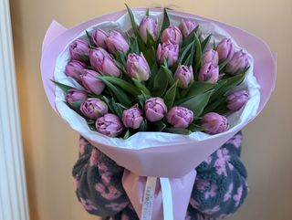 Букет з 25 лавандових піоновидних тюльпанів.