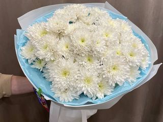 Букет з хризантем в блакитно-білому оформленні