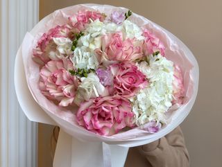 Букет фрезії, троянди та гортензії