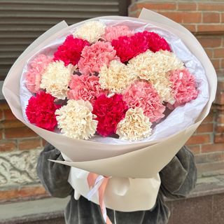 Букет з 19 діантусів в рожево-персикових кольорах