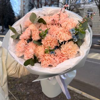 Букет з персикових діантусів, оксипіталуму , Дженісти та евкаліпту.