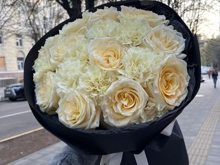 Букет з троянд Кенділайт та діантусів