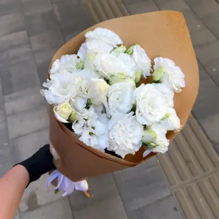 Букетик з білих еустом