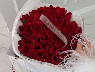 Букет з 51 червоного тюльпану