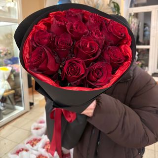 Букет з 13 червоних троянд в темному оформленні
