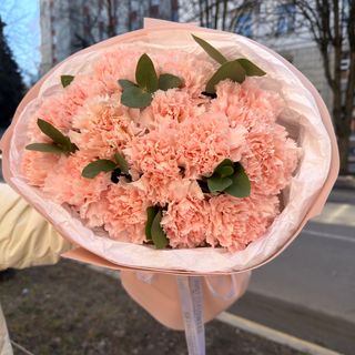 Букет з персикових діантусів та евкаліпту