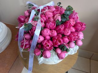 Композиція з троянд, тюльпанів та евкаліпту