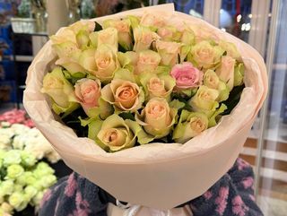 Букет з 25 троянд «Белевʼю»