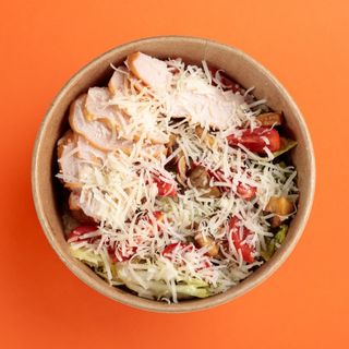 Салат з копченою куркою та грибами