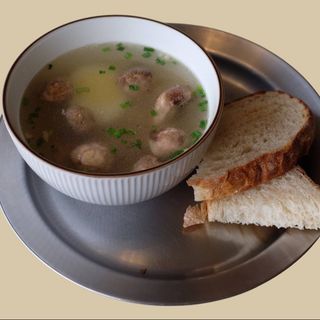 Курячий бульйон з яйцем та грибами