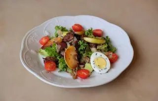 Салат з курячою печінкою та яблуком (240г)