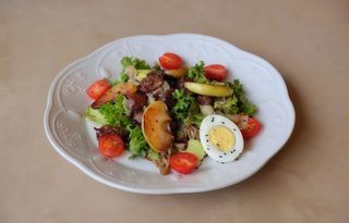 Салат з курячою печінкою та яблуком (240г)