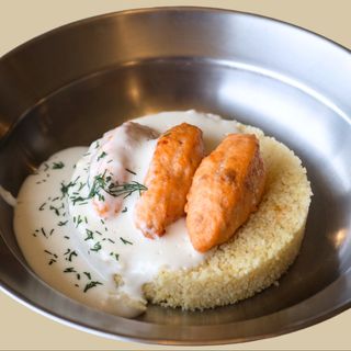 Міні-котлети з лососем та кускусом із пармезановим соусом