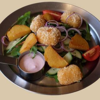 Салат з картоплею та камамбером